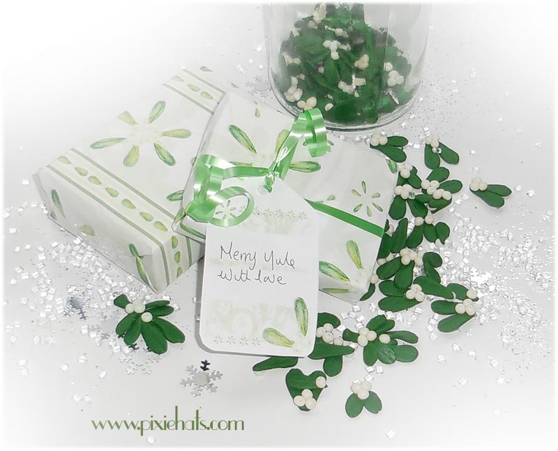 Free mistletoe paper picture for Yule and Christmas gift wrapping